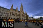 21.11.2023, sterreich, die Hauptstadt Wien. Impressionen vom Weihnachtsmarkt vor dem festlich beleuchteten Rathaus im Abendlicht.    