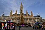 21.11.2023, sterreich, die Hauptstadt Wien. Impressionen vom Weihnachtsmarkt vor dem festlich beleuchteten Rathaus im Abendlicht.    