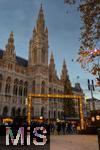 21.11.2023, sterreich, die Hauptstadt Wien. Impressionen vom Weihnachtsmarkt vor dem festlich beleuchteten Rathaus im Abendlicht.    