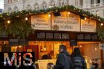 21.11.2023, sterreich, die Hauptstadt Wien. Impressionen vom Weihnachtsmarkt vor dem Rathaus im Abendlicht.  An einer Bude gibt es Kaiserschmarrn-Waffeln zu kaufen.