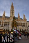 21.11.2023, sterreich, die Hauptstadt Wien. Impressionen vom Weihnachtsmarkt vor dem festlich beleuchteten Rathaus im Abendlicht.     