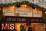 21.11.2023, sterreich, die Hauptstadt Wien. Impressionen vom Weihnachtsmarkt vor dem Rathaus im Abendlicht.  An einer Bude gibt es Kaiserschmarrn-Waffeln zu kaufen.