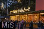 21.11.2023, sterreich, die Hauptstadt Wien. Impressionen vom Weihnachtsmarkt vor dem festlich beleuchteten Rathaus im Abendlicht. 