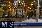 21.11.2023, sterreich, die Hauptstadt Wien. Impressionen vom Weihnachtsmarkt am Rathausplatz mit dem WIENER EISTRAUM, Auf einer riesen Flche von 8.500 qm kommen Eislaufbegeisterte inmitten der Stadt zum Zug. Neben einem unvergleichlichen Ambiente erwartet die Besucher eine einzigartige Eislandschaft, die ber vier groe Flchen und romantische Pfade im Park bis in den ersten Stock fhrt.