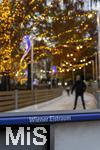 21.11.2023, sterreich, die Hauptstadt Wien. Impressionen vom Weihnachtsmarkt am Rathausplatz mit dem WIENER EISTRAUM, Auf einer riesen Flche von 8.500 qm kommen Eislaufbegeisterte inmitten der Stadt zum Zug. Neben einem unvergleichlichen Ambiente erwartet die Besucher eine einzigartige Eislandschaft, die ber vier groe Flchen und romantische Pfade im Park bis in den ersten Stock fhrt.