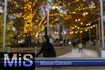 21.11.2023, sterreich, die Hauptstadt Wien. Impressionen vom Weihnachtsmarkt am Rathausplatz mit dem WIENER EISTRAUM, Auf einer riesen Flche von 8.500 qm kommen Eislaufbegeisterte inmitten der Stadt zum Zug. Neben einem unvergleichlichen Ambiente erwartet die Besucher eine einzigartige Eislandschaft, die ber vier groe Flchen und romantische Pfade im Park bis in den ersten Stock fhrt.