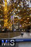 21.11.2023, sterreich, die Hauptstadt Wien. Impressionen vom Weihnachtsmarkt am Rathausplatz mit dem WIENER EISTRAUM, Auf einer riesen Flche von 8.500 qm kommen Eislaufbegeisterte inmitten der Stadt zum Zug. Neben einem unvergleichlichen Ambiente erwartet die Besucher eine einzigartige Eislandschaft, die ber vier groe Flchen und romantische Pfade im Park bis in den ersten Stock fhrt.