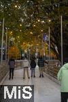 21.11.2023, sterreich, die Hauptstadt Wien. Impressionen vom Weihnachtsmarkt am Rathausplatz mit dem WIENER EISTRAUM, Auf einer riesen Flche von 8.500 qm kommen Eislaufbegeisterte inmitten der Stadt zum Zug. Neben einem unvergleichlichen Ambiente erwartet die Besucher eine einzigartige Eislandschaft, die ber vier groe Flchen und romantische Pfade im Park bis in den ersten Stock fhrt.