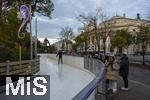 21.11.2023, sterreich, die Hauptstadt Wien. Impressionen vom Weihnachtsmarkt am Rathausplatz mit dem WIENER EISTRAUM, Auf einer riesen Flche von 8.500 qm kommen Eislaufbegeisterte inmitten der Stadt zum Zug. Neben einem unvergleichlichen Ambiente erwartet die Besucher eine einzigartige Eislandschaft, die ber vier groe Flchen und romantische Pfade im Park bis in den ersten Stock fhrt.