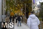 21.11.2023, sterreich, die Hauptstadt Wien. Impressionen vom Weihnachtsmarkt am Rathausplatz mit dem WIENER EISTRAUM, Auf einer riesen Flche von 8.500 qm kommen Eislaufbegeisterte inmitten der Stadt zum Zug. Neben einem unvergleichlichen Ambiente erwartet die Besucher eine einzigartige Eislandschaft, die ber vier groe Flchen und romantische Pfade im Park bis in den ersten Stock fhrt.