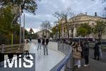 21.11.2023, sterreich, die Hauptstadt Wien. Impressionen vom Weihnachtsmarkt am Rathausplatz mit dem WIENER EISTRAUM, Auf einer riesen Flche von 8.500 qm kommen Eislaufbegeisterte inmitten der Stadt zum Zug. Neben einem unvergleichlichen Ambiente erwartet die Besucher eine einzigartige Eislandschaft, die ber vier groe Flchen und romantische Pfade im Park bis in den ersten Stock fhrt.