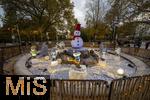 21.11.2023, sterreich, die Hauptstadt Wien. Impressionen vom Weihnachtsmarkt vor dem Rathaus. Hier in illuminierten Grten mit Schneemannfiguren mit LED-Lichtern. 