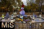 21.11.2023, sterreich, die Hauptstadt Wien. Impressionen vom Weihnachtsmarkt vor dem Rathaus. Hier in illuminierten Grten mit Schneemannfiguren mit LED-Lichtern. 