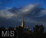 21.11.2023, sterreich, die Hauptstadt Wien. Die Trme vom Rathaus im Abendlicht.   