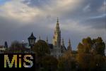 21.11.2023, sterreich, die Hauptstadt Wien. Die Trme vom Rathaus im Abendlicht.   