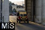 21.11.2023, sterreich, die Hauptstadt Wien. Impressionen an der Hofburg, ein Royal E-Car kutschiert Besucher durch die Stadt.