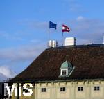 21.11.2023, sterreich, die Hauptstadt Wien. Impressionen an der Hofburg,  Zwei Flaggen auf dem Dach, Europaflagge, sterreichische Landesflagge.