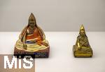 21.11.2023, sterreich, die Hauptstadt Wien. Weltmuseum in der Hofburg, Das Weltmuseum Wien, ein ethnographisches Museum und beherbergt einige der weltweit wichtigsten auereuropischen Sammlungen. re: TSONGKHAPA Tibetanische Bronzefigur aus dem 19.Jahrhundert li: 15.Dalai Lama aus der Mongolei (Tonfigur).