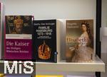 21.11.2023, sterreich, die Hauptstadt Wien. Weltmuseum in der Hofburg, Das Weltmuseum Wien, ein ethnographisches Museum und beherbergt einige der weltweit wichtigsten auereuropischen Sammlungen.  Bcher ber Familie Habsburg, die Kaiser und Kaiserin Elisabeth (Sissi) in einer Bcherei des Museums.