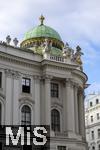 21.11.2023, sterreich, die Hauptstadt Wien. Impressionen an der Hofburg, Plastiken an der Fassade mit Kupferdach-Kuppel.