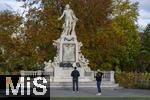 21.11.2023, sterreich, die Hauptstadt Wien. Impressionen am Mozart-Denkmal. Das Mozart-Denkmal zu Ehren des Komponisten Wolfgang Amadeus Mozart (17561791) in Wien befindet sich seit 1953 im Burggarten im 1. Bezirk Innere Stadt. 