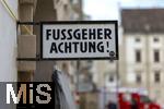 21.11.2023, sterreich, die Hauptstadt Wien. Impressionen an der Hofburg, Schild: Fussgeher Achtung!