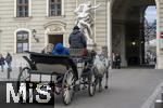 21.11.2023, sterreich, die Hauptstadt Wien. Impressionen an der Hofburg, eine Kutsche (Fiaker) kutschiert Besucher durch die Stadt.  