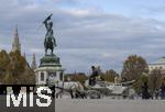 21.11.2023, sterreich, die Hauptstadt Wien. Impressionen an der Hofburg, eine Kutsche (Fiaker) kutschiert Besucher durch die Stadt, vorbei an dem Reiterdenkmal.