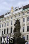 21.11.2023, sterreich, die Hauptstadt Wien. Impressionen an der Hofburg, mit sitzender Lwen-Statue.