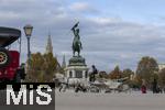 21.11.2023, sterreich, die Hauptstadt Wien. Impressionen an der Hofburg, eine Kutsche (Fiaker) kutschiert Besucher durch die Stadt, vorbei an dem Reiterdenkmal.