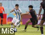 28.11.2023, Fussball U-17-Weltmeisterschaft 2023, Halbfinale, Argentinien - Deutschland, im Manahan Stadium (Surakarta). v.li: Claudio Jeremias Echeverri (Argentinien) gegen Fayssal Harchaoui (Deutschland) 