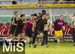 28.11.2023, Fussball U-17-Weltmeisterschaft 2023, Halbfinale, Argentinien - Deutschland, im Manahan Stadium (Surakarta). Schlussjubel nach dem Elfmeterschiessen.  Noah Darvich (Deutschland), Maxim Bora Dal (Deutschland), Torwart Louis Babatz (Deutschland) 