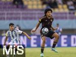 28.11.2023, Fussball U-17-Weltmeisterschaft 2023, Halbfinale, Argentinien - Deutschland, im Manahan Stadium (Surakarta).  Paris Brunner (re, Deutschland) 