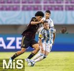 28.11.2023, Fussball U-17-Weltmeisterschaft 2023, Halbfinale, Argentinien - Deutschland, im Manahan Stadium (Surakarta).  v.re: Gustavo Albarracin (Argentinien) gegen Paris Brunner (Deutschland) 