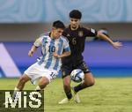 28.11.2023, Fussball U-17-Weltmeisterschaft 2023, Halbfinale, Argentinien - Deutschland, im Manahan Stadium (Surakarta).  von links:  Claudio Jeremias Echeverri (Argentinien) gegen Fayssal Harchaoui (Deutschland) 