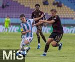 28.11.2023, Fussball U-17-Weltmeisterschaft 2023, Halbfinale, Argentinien - Deutschland, im Manahan Stadium (Surakarta).  v.li: Gustavo Albarracin (Argentinien) gegen Maximilian Hennig (Deutschland) 