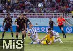 28.11.2023, Fussball U-17-Weltmeisterschaft 2023, Halbfinale, Argentinien - Deutschland, im Manahan Stadium (Surakarta). Torwart Konstantin Heide (Deutschland) gegen Gustavo Albarracin (li, Argentinien)