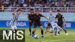 28.11.2023, Fussball U-17-Weltmeisterschaft 2023, Halbfinale, Argentinien - Deutschland, im Manahan Stadium (Surakarta).  Maximilian Hennig (mitte re. Deutschland) und Winners Osawe (Deutschland) 