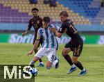 28.11.2023, Fussball U-17-Weltmeisterschaft 2023, Halbfinale, Argentinien - Deutschland, im Manahan Stadium (Surakarta).  v.li: Gustavo Albarracin (Argentinien) gegen Maximilian Hennig (Deutschland) 