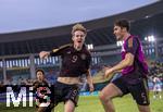 28.11.2023, Fussball U-17-Weltmeisterschaft 2023, Halbfinale, Argentinien - Deutschland, im Manahan Stadium (Surakarta). Torjubel der deutschen Mannschaft, Max Moerstedt (Deutschland) mit Maxim Bora Dal (re, Deutschland) 