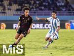 28.11.2023, Fussball U-17-Weltmeisterschaft 2023, Halbfinale, Argentinien - Deutschland, im Manahan Stadium (Surakarta). li: Eric Emanuel da Silva Moreira (Deutschland) gegen Mariano Gerez (Argentinien)