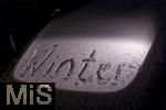 30.11.2023,  Winter im Unterallgu, auf einer Autoscheibe hat jemand das Wort WINTER geschrieben.