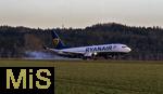 29.01.2024, Allgu-Airport Memmingen, Memmingerberg im Unterallgu, Ein Flugzeug Boeing 737-8AS von Ryanair landet gerade.