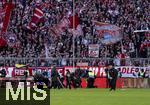 03.02.2024, Fussball 1. Bundesliga 2023/2024, 20.Spieltag, FC Bayern Mnchen - Borussia Mnchengladbach, in der Allianz-Arena Mnchen.  Nach Fanprotesten mit werfen von Gegenstnden mssen zahlreiche Ordner alles in kurzer zeit auf dem Platz einsammeln.


