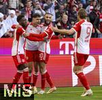 03.02.2024, Fussball 1. Bundesliga 2023/2024, 20.Spieltag, FC Bayern Mnchen - Borussia Mnchengladbach, in der Allianz-Arena Mnchen.  Torjubel von Aleksandar Pavlovic (mitte, Bayern Mnchen)  zum 1:1. mit Alphonso Davies (FC Bayern Mnchen) und Noussair Mazraoui (FC Bayern Mnchen) re: Harry Kane (FC Bayern Mnchen) 


