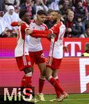 03.02.2024, Fussball 1. Bundesliga 2023/2024, 20.Spieltag, FC Bayern Mnchen - Borussia Mnchengladbach, in der Allianz-Arena Mnchen.  Torjubel von Aleksandar Pavlovic (mitte, Bayern Mnchen)  zum 1:1. mit Alphonso Davies (FC Bayern Mnchen) und Noussair Mazraoui (FC Bayern Mnchen) 


