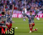 03.02.2024, Fussball 1. Bundesliga 2023/2024, 20.Spieltag, FC Bayern Mnchen - Borussia Mnchengladbach, in der Allianz-Arena Mnchen.  Aleksandar Pavlovic (Bayern Mnchen)  beim Aufwrmen 


