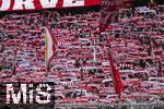 03.02.2024, Fussball 1. Bundesliga 2023/2024, 20.Spieltag, FC Bayern Mnchen - Borussia Mnchengladbach, in der Allianz-Arena Mnchen.  Bayernfans schwenken ihre Fanschals in der Sdkurve.


