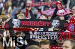 03.02.2024, Fussball 1. Bundesliga 2023/2024, 20.Spieltag, FC Bayern Mnchen - Borussia Mnchengladbach, in der Allianz-Arena Mnchen.  Bayernfans schwenken ihre Fanschals mit ROBBERY-Aufdruck fr Robben und Ribery.


