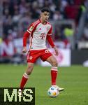 03.02.2024, Fussball 1. Bundesliga 2023/2024, 20.Spieltag, FC Bayern Mnchen - Borussia Mnchengladbach, in der Allianz-Arena Mnchen.  Aleksandar Pavlovic (Bayern Mnchen)  am Ball 


